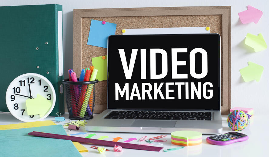 Sokan, ha azt hallják, videómarketing, hatalmas stábokat profi kamerákat és hatalmas költségvetést képzel el. Nem kell feltétlenül még vlogot sem indítanod ahhoz, hogy elkezdj a videómarketing terén mozogni. Egyszerű, telefonnal felvett élő bejelentkezése Ezért fontos a videómarketinggel foglalkozni 2018-ban