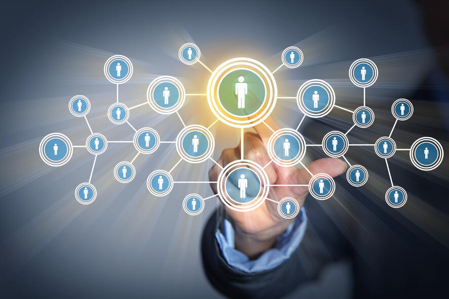Egykoron a Facebook az online marketingesek kincsesbányája volt. Nem kellett mást tenned, mint jó cikkeket írni, és özönlött a látogató. De Zuckerberg mindenki pénzét akarja. Nem mehetett így tovább. Mi is most a helyzet és mit tehetsz marketingesként a k Hogyan éld túl a Facebook csökkenő organikus eléréseit marketingesként