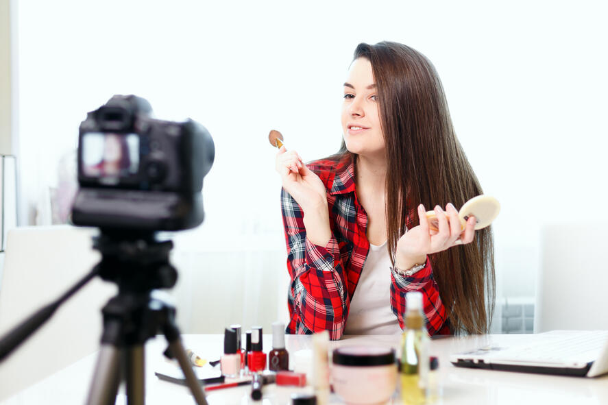 Úgy érzed, a kamera előtt a helyed? Azt gondolod, te is tudnál olyan Youtube videókat forgatni, mint sok mai vlogger? Igen, én is ezt gondolom! Mutatjuk, melyek az alapok! Hogyan legyél sikeres vlogger 2018-ban?