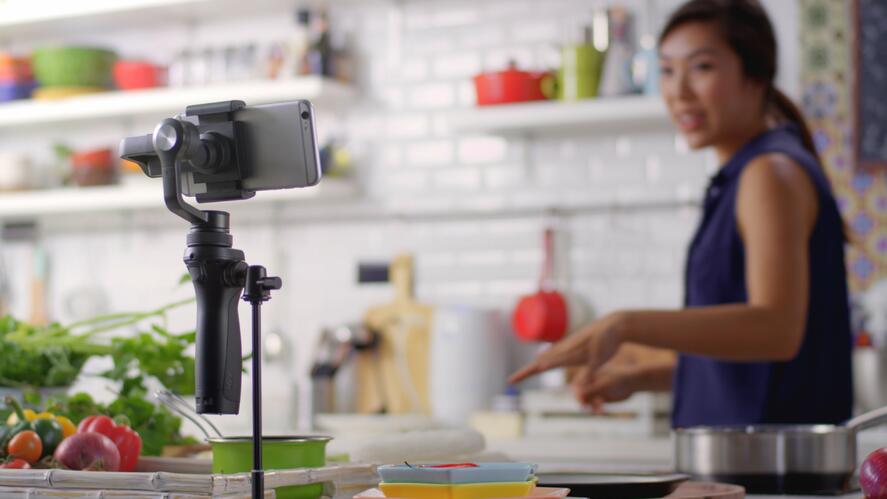 A videómarketing alapja a tökéletesen elkészített felvétel. Youtubera ez akár mobiltelefonnal is elkészülhet, de azért jó ha tudod, mire vigyázz ilyenkor. A fotográfus tanácsai. 7 egyszerű tipp, hogy profi videókat készíthess okostelefonoddal