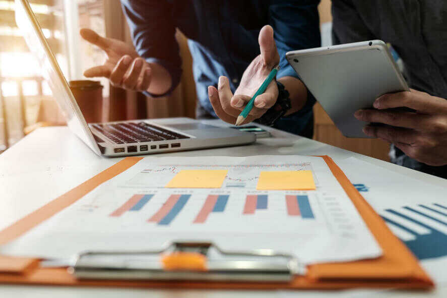 15 oldalon keresztül az alapoktól a professzionális felhasználásig bemutatjuk a Google Analytics használatát, gyakorlati példákon keresztül, képekkel, magyarázatokkal szemléltetve. Alapvető útmutató a Google Analytics legfontosabb jelentéseihez