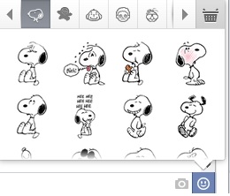 Facebook matricák, azaz hangulatjelek. Megmutatjuk, hogyan használd! Facebook matricák – hogyan kell használni? Alap esetben gyűjteményünk megnyitása után egy, a chat ablakát átfedő, görgethető ablak jelenik meg. Az ablak tetején három fül foglal helyet plusz a jobb felső sarokban egy bevásárlókosár, ami a „Matrica boltba” juttat el minket, innen további hangulatjeleket, matricákat adhatunk gyűjteményünkbe, ingyen. Később valószínűleg megjelennek a fizetős csomagok is. Miután néhány, vagy az összes csomagot hozzáadtuk katalógusunkhoz a kis ablakunk tetején látható fülek száma kibővül. Minden egyes csomaghoz egy külön fül jelenik meg, ezek közt a fülek sávjának két oldalán megjelenő nyilakkal tudunk lapozni. Van Snoopy is! Hangulatjelek a státuszodban is! Így használd! Egy másik, a legtöbb hazai felhasználó számára még ismeretlen újítás, a státuszban megjelenő hangulatjelek. Ez a funkció magyar nyelven még keveseknek érhető el, de a vállalkozó szellemű Facebookozók könnyen aktívvá tehetik, ha fiókbeállításaiknál a nyelvet angolra változtatják. A hangulatjelre kattintva különféle smiley-kkal érzékeltethetjük hangulatunk a ránk kíváncsi felhasználókkal. Ezen kívül megadhatjuk, mit eszünk, iszunk, olvasunk, nézünk, hallgatunk, játszunk, tehát a leggyakrabban előforduló státusz kategóriákat egyszerűsíti le néhány uniformizált üzenetre, - szép új Facebook. Ha státuszunk megadásánál zenét, filmet, vagy könyvcímet adunk meg, a kereső azt automatikusan kiegészíti és az adott mű Facebook oldalának linkjét osztja meg. Ez leginkább az új Graph Search funkciónak kedvez, mivel így a kereső eredményesebben kereshet rá a felhasználókra posztolt tartalmaik alapján.
